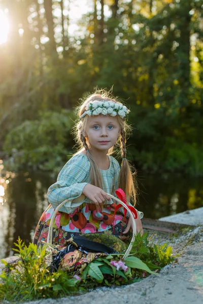 Menina russa em traje popular está andando em uma noite de verão na floresta com uma cesta — Fotografia de Stock