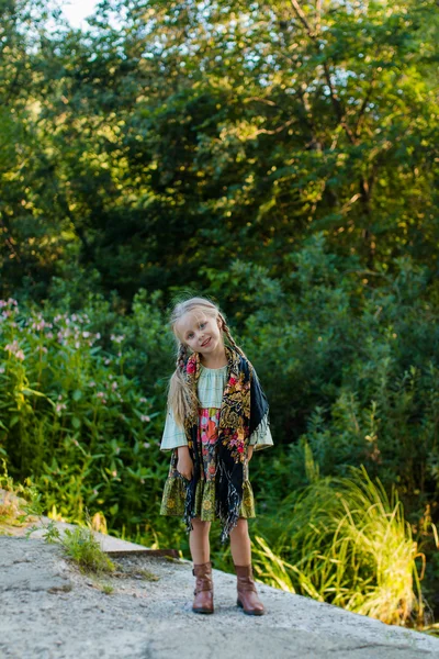 Русская девушка в национальной одежде и шарф на шее гуляет по лесу летним вечером — стоковое фото