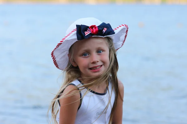 Retrato de uma menina feliz em um chapéu na praia — Fotografia de Stock