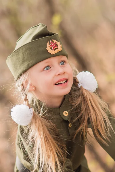 Porträt eines Mädchens mit zwei Zöpfen und weißen Schleifen in Uniform am Tag des Sieges — Stockfoto