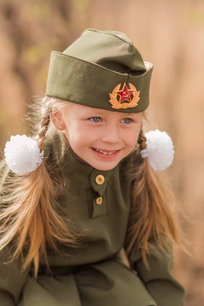Retrato de uma menina com duas tranças e arcos brancos em uniforme no Dia da Vitória — Fotografia de Stock