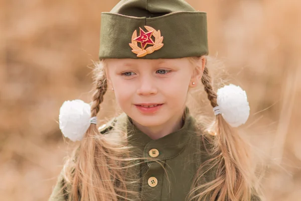 Retrato de uma menina com duas tranças e arcos brancos em uniforme no Dia da Vitória — Fotografia de Stock