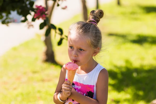 Милая маленькая девочка ест мороженое в летний солнечный день — стоковое фото