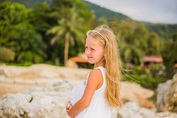 Retrato de niña reflexiva en un día de verano en los trópicos — Foto de Stock