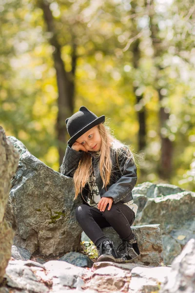 Retrato de chica pensativa en un sombrero negro con orejas y ropa negra día soleado primavera —  Fotos de Stock