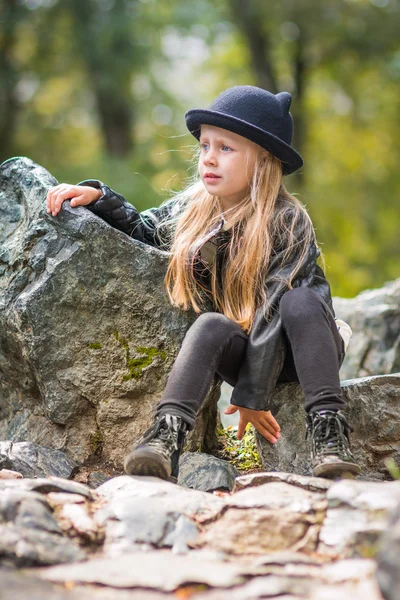 Портрет задумчивой девушки в черной шляпе с ушами и черной одеждой весенний солнечный день — стоковое фото