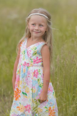 Sıcak yaz gününde alanı yürüyüş uzun saçlı kız