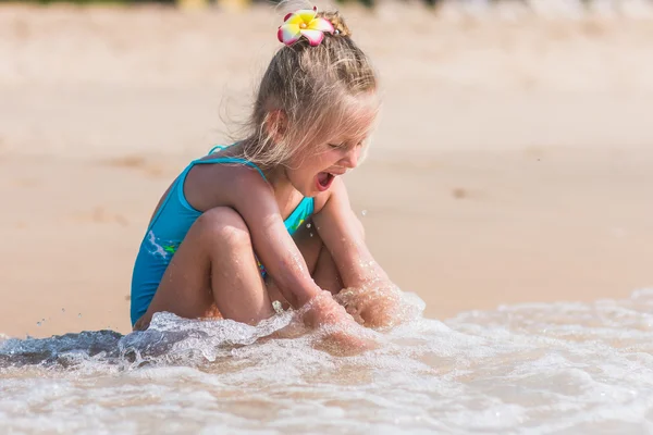 Chica feliz en un traje de baño en la playa en un día soleado — Foto de Stock