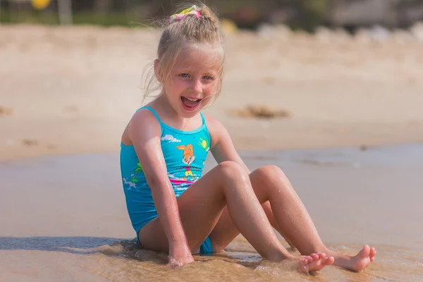 Chica feliz en un traje de baño en la playa en un día soleado — Foto de Stock