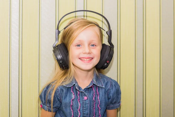 Chica escuchando música con auriculares grandes —  Fotos de Stock