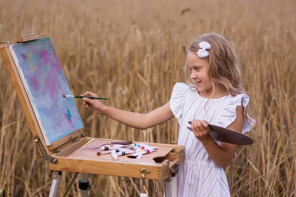Sevimli Küçük Kız Buğday Tarlasının Resmini Çiziyor — Stok fotoğraf