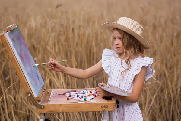 Cute Little Girl Maluje Obraz Pola Pszenicy — Zdjęcie stockowe