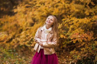 Açık havada güzel, genç, sarışın bir kızın mutlu yaşam tarzı portresi. Parktaki kız. Sonbahar sezonu. Güneşli bir günde güzel bir kızın portresi. Sonbahar parkı açık havada