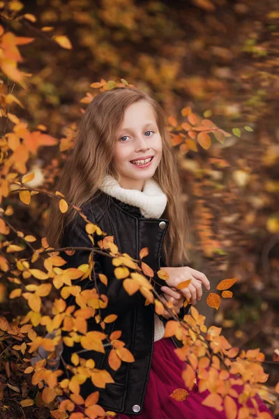 Close Portret Van Mooi Meisje Rusten Herfst Park — Stockfoto