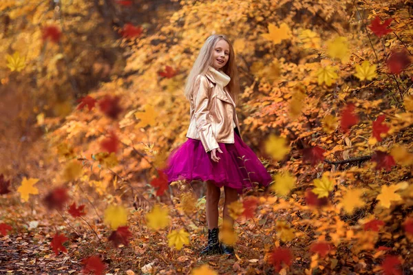 美しい若いモデルブロンドの女の子の幸せなライフスタイルの肖像画屋外 公園の女の子 秋のシーズン 晴れた日に美しい少女の肖像画 秋の公園屋外 — ストック写真