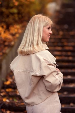 Arkaya bakan kadın parkta yürüyor