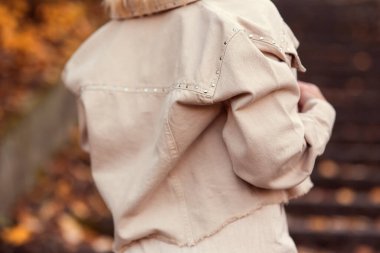 Arkaya bakan kadın parkta yürüyor