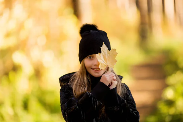 Портрет Счастливой Блондинки Жёлтым Листом Маленькая Девочка Гуляющая Осеннем Парке — стоковое фото