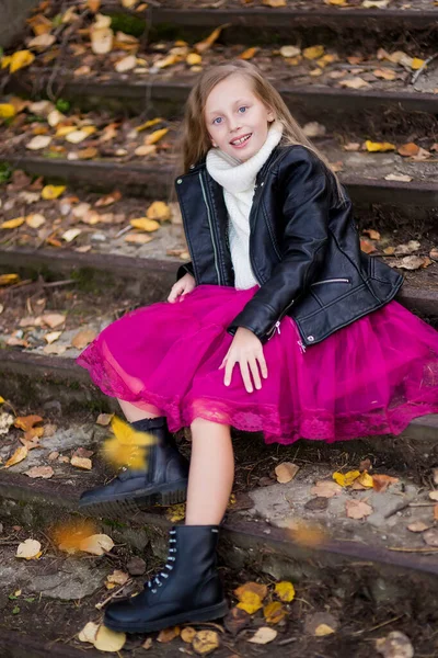 Happy Lifestyle Portrait Une Belle Jeune Fille Blonde Modèle Extérieur — Photo