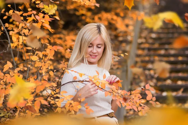 Woman Enjoying Autumn Weather Autumn Portrait Girl Walk Autumn Park — Stock Photo, Image