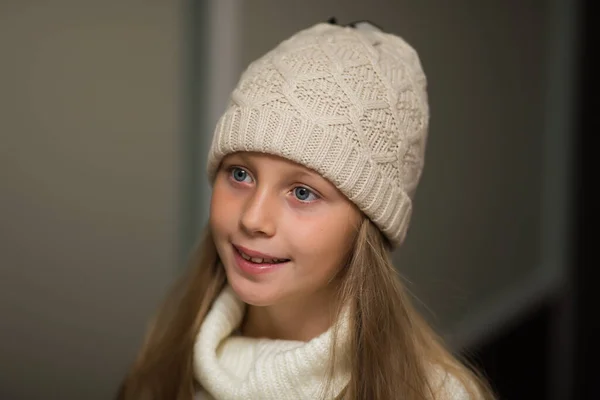 Retrato Cerca Una Adorable Niña Sonriente Con Sombrero Punto —  Fotos de Stock