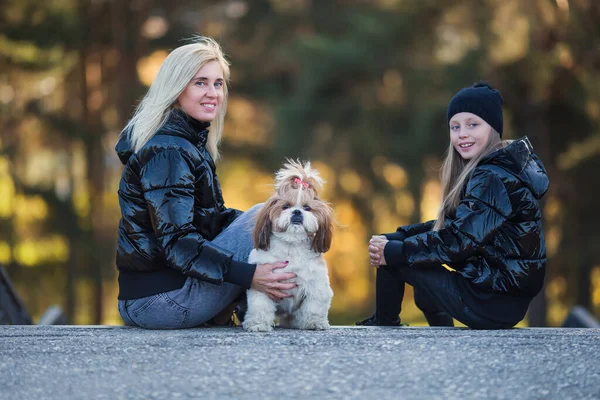 Gelukkige Moeder Dochter Hebben Plezier Samen Met Hun Hond Modieuze — Stockfoto