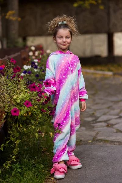 Glada Flicka Enhörning Kostym Leker Med Rosa Slem — Stockfoto