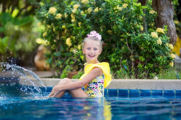 Kleines Mädchen Spielt Sommer Freibad Und Versprüht Wasser Sommerferienkonzept Stockbild