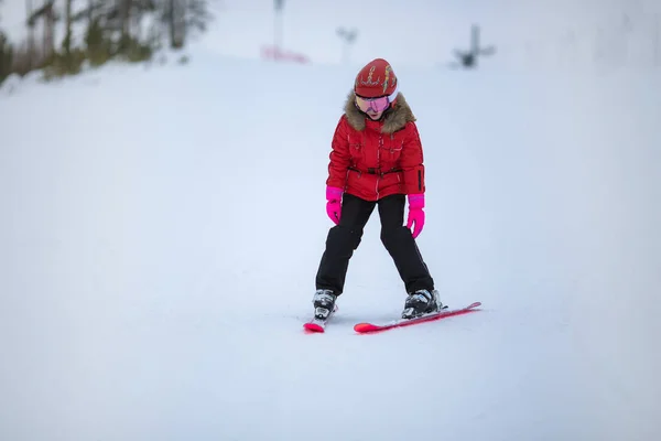 Aktive Entzückende Vorschulmädchen Mit Skihelm Brille Und Hellem Anzug Genießen — Stockfoto