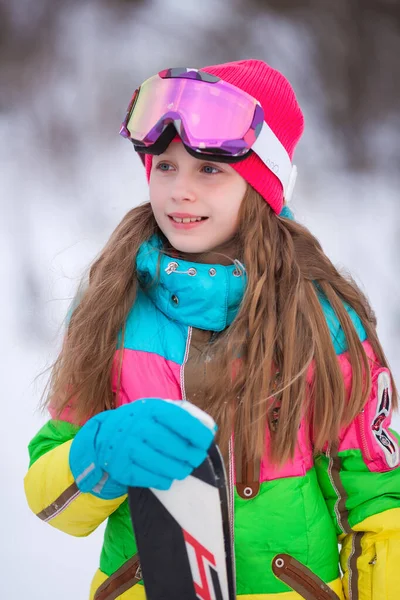 Portrait Une Skieuse Sur Une Montagne Enneigée Dans Une Station — Photo