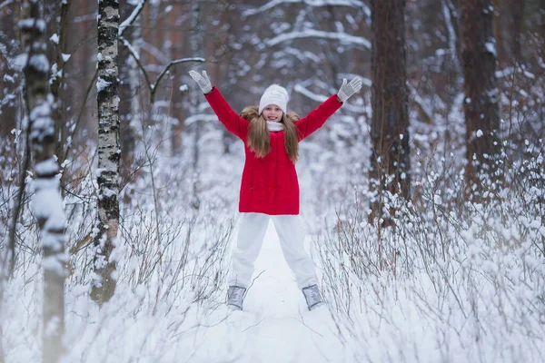 Menina Bonita Vestindo Jaqueta Vermelha Chapéu Malha Jogando Parque Inverno — Fotografia de Stock