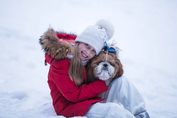 Зимний Портрет Девушки Собакой Цзы — стоковое фото