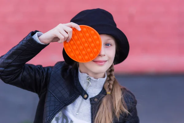 Niedliches Kind Das Mit Dem Pop Fidget Spielt Push Pop Stockbild