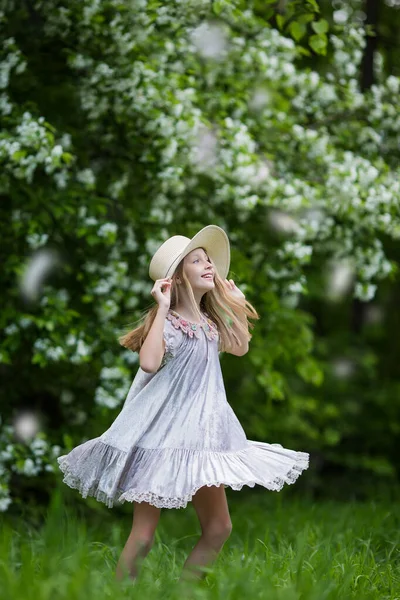 Очаровательная Маленькая Девочка Шляпе Цветущем Яблоневом Саду Прекрасный Весенний День — стоковое фото