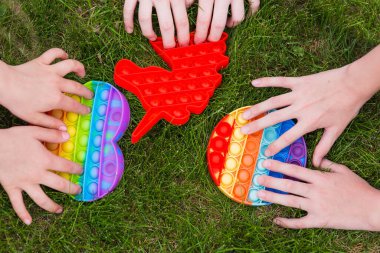 Rengarenk anti-stres duyusal hareketler çocukların eline oyuncak ver. 