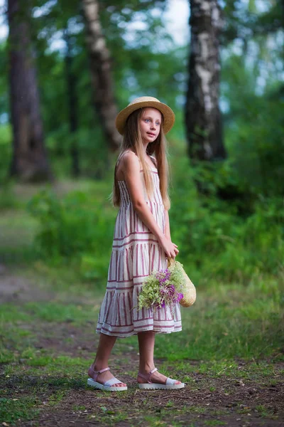 Hermosa Chica Bosque Sosteniendo Una Cesta Mimbre Con Flores Silvestres — Foto de Stock