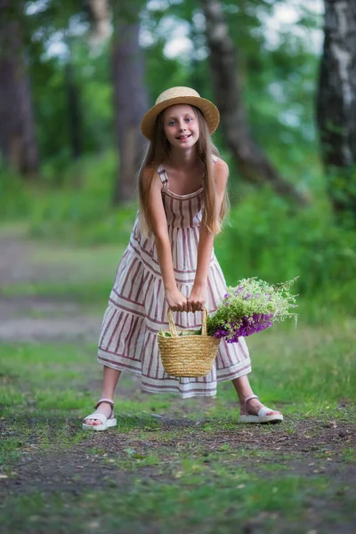 Hermosa Chica Bosque Sosteniendo Una Cesta Mimbre Con Flores Silvestres — Foto de Stock