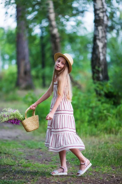 Ormanda Elinde Sepetle Kır Çiçekleriyle Bekleyen Güzel Bir Kız Çocuk — Stok fotoğraf