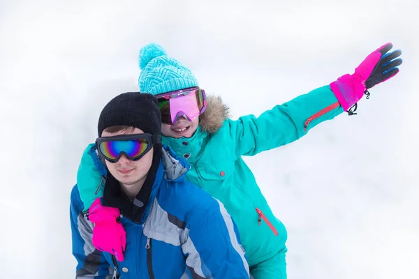 Щаслива Пара Лижників Сноубордистів Розважаються Гірськолижному Курорті Батько Дочка Гірськолижному — стокове фото