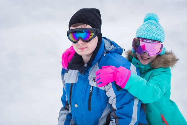 Szczęśliwa Para Narciarzy Snowboardzistów Bawi Się Ośrodku Narciarskim Ojciec Córka — Zdjęcie stockowe