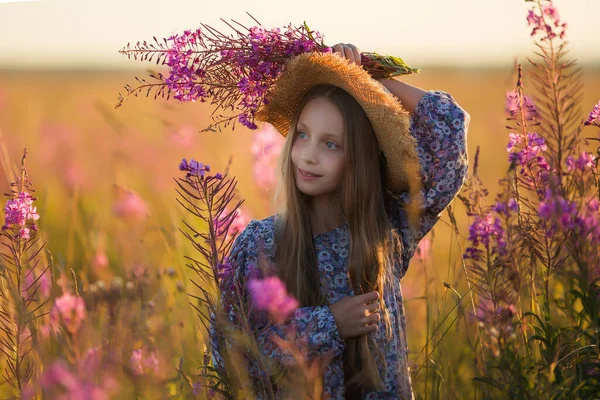 Enfant Dans Chapeau Avec Bouquet Fleurs Une Fille Robe Chapeau — Photo