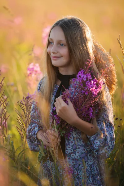 Ein Kind Mit Hut Und Einem Blumenstrauß Ein Mädchen Kleid — Stockfoto