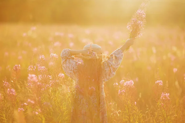 花束のある帽子の子供 花束を持った女の子が花の牧草地に立っている 夏時間 — ストック写真