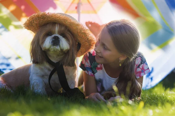 Menina Com Cão Bonito Crianças Shih Tzu Cão Brincando Jardim — Fotografia de Stock