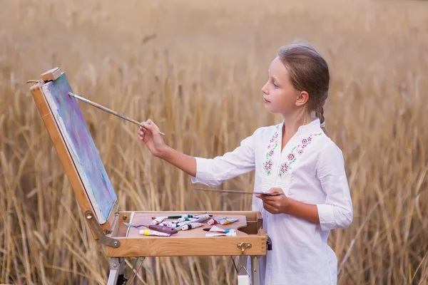 Χαριτωμένο Κοριτσάκι Ζωγραφίζει Ένα Χωράφι Σιτάρι — Φωτογραφία Αρχείου