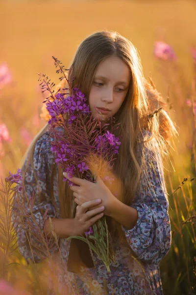 花束のある帽子の子供 花束を持った女の子が花の牧草地に立っている 夏時間 — ストック写真