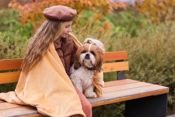 Leuk Klein Meisje Knuffelt Een Hond Een Meisje Een Bruin — Stockfoto