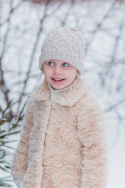 kız kış aylarında yürüyüş