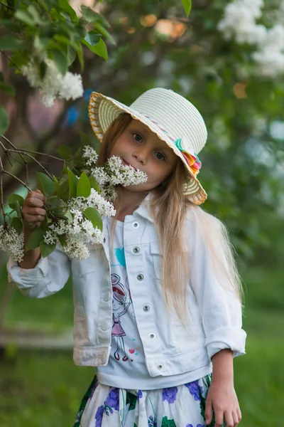 Fille dans un chapeau — Photo