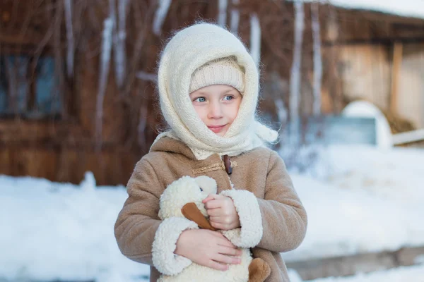 Liten flicka med en leksak lamm — Stockfoto